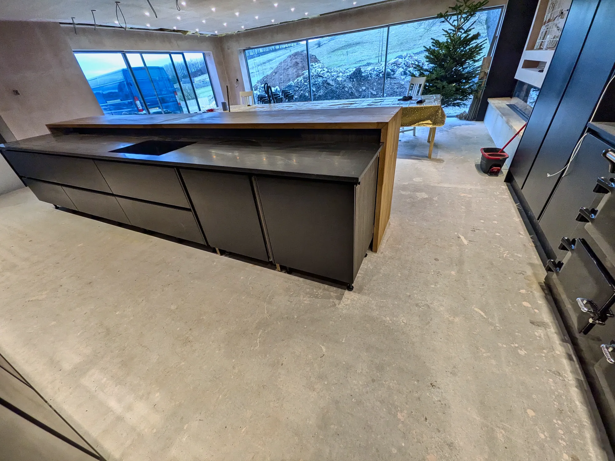 Island and breakfast bar facing the countryside
