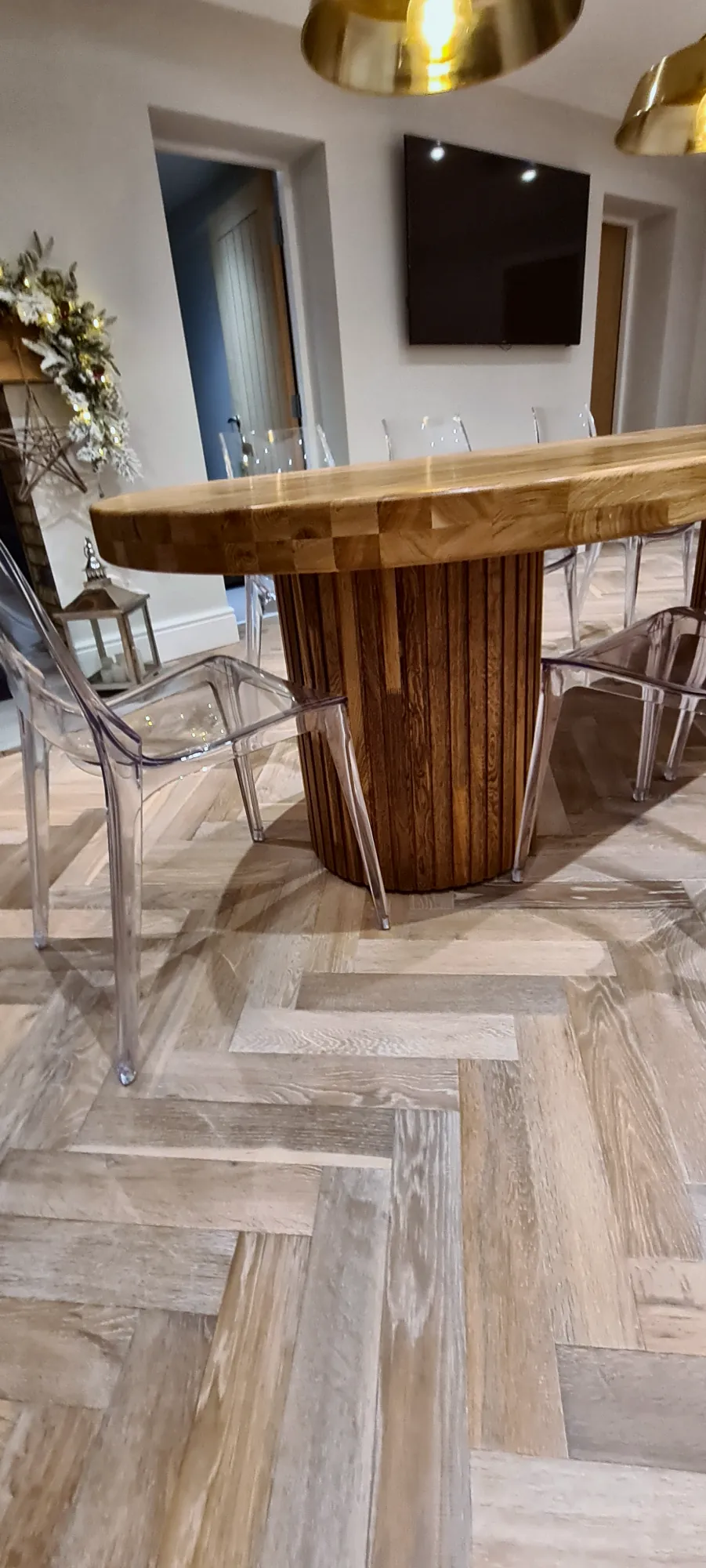 The slatted pedestal base, close up