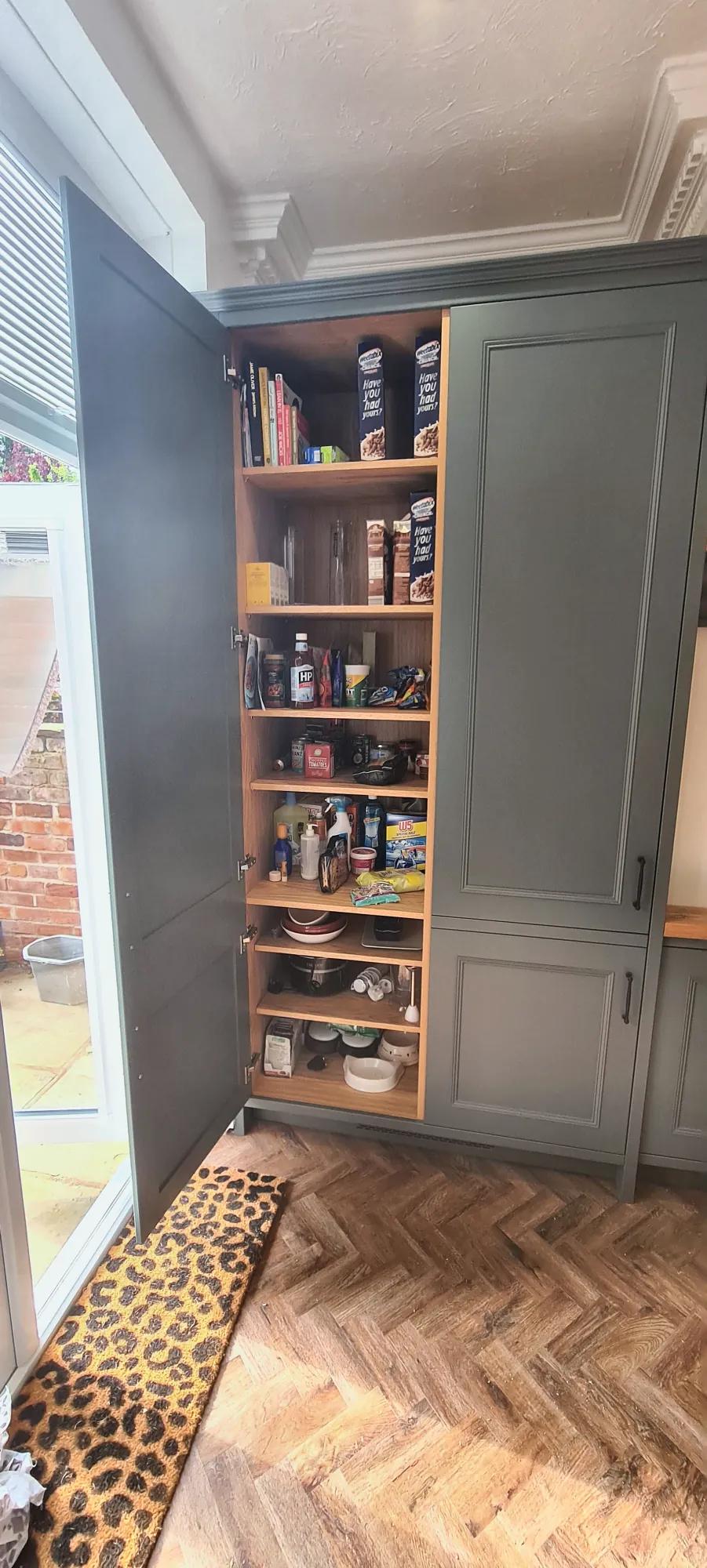 Pull-out larder with oak shelves