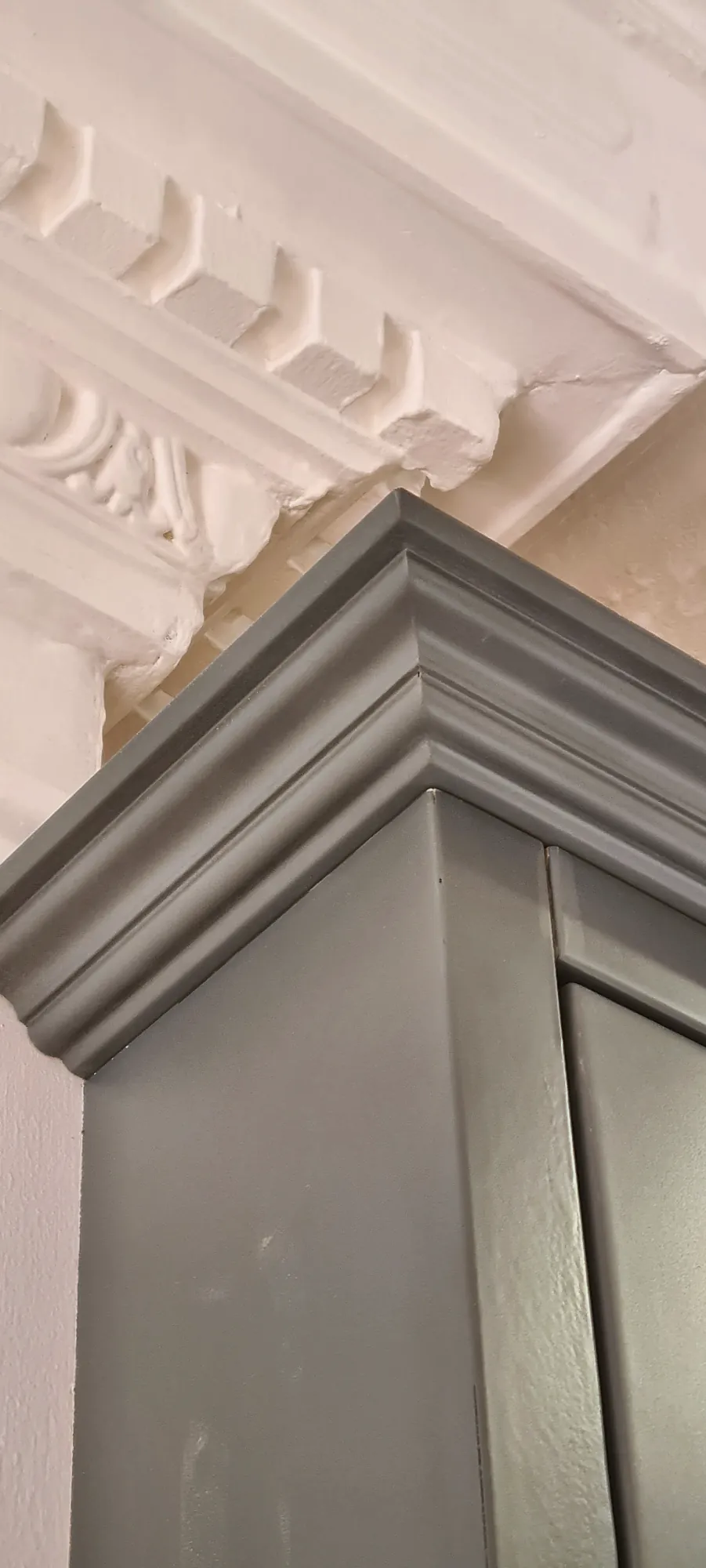 Cornice detail meeting the original ceiling