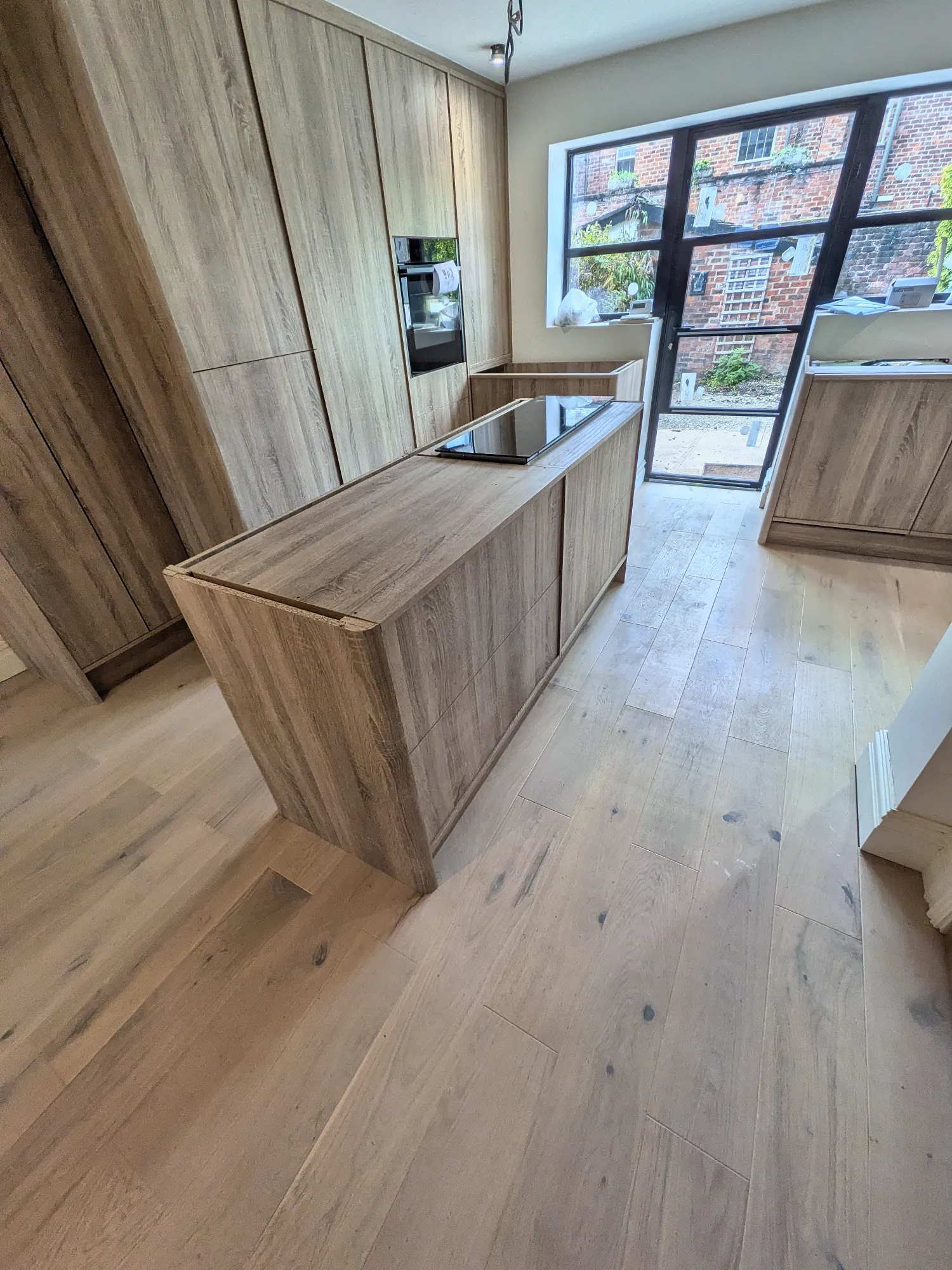 Oak island with an integrated hob