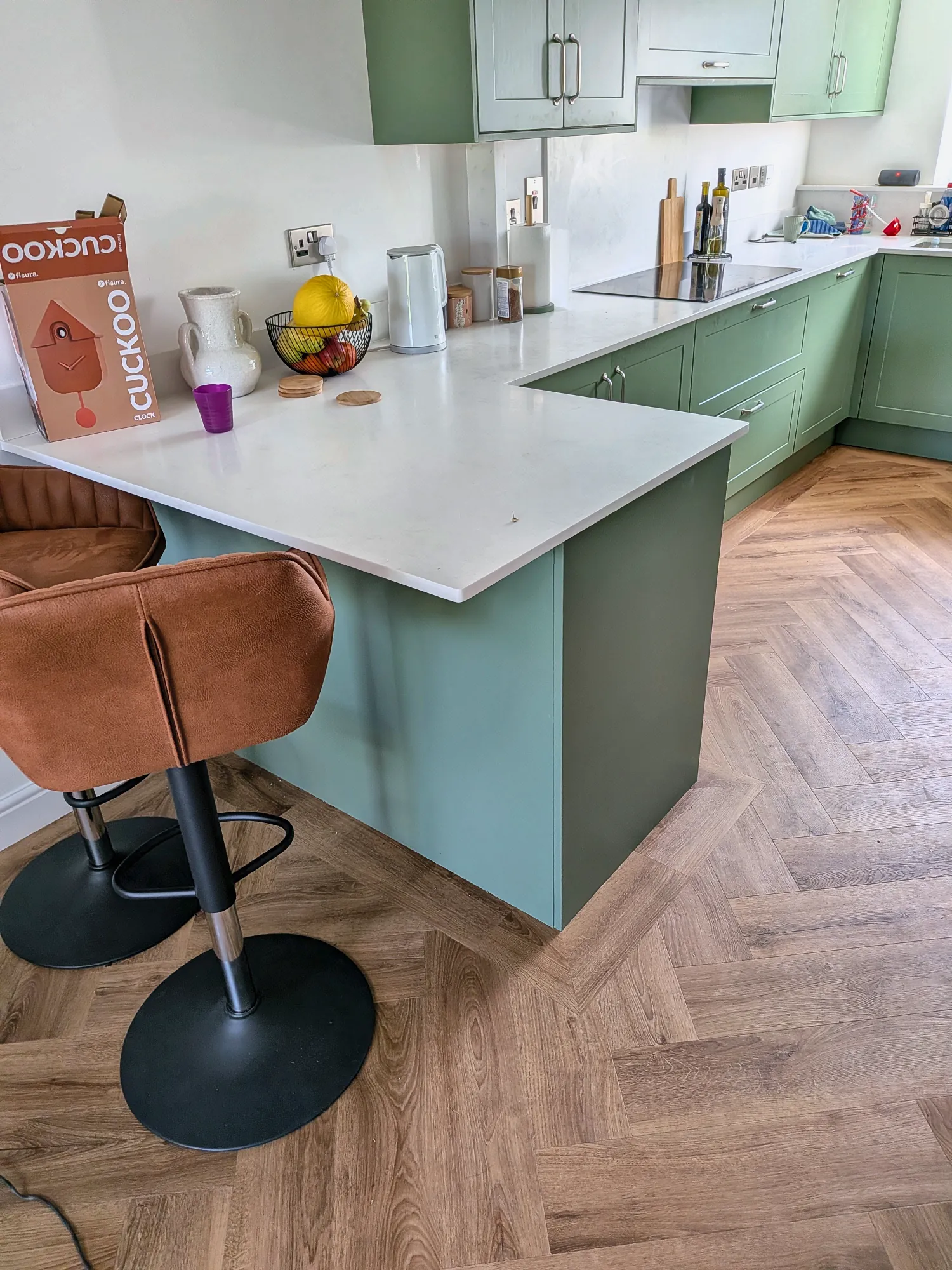 Peninsula breakfast bar with a quartz worktop