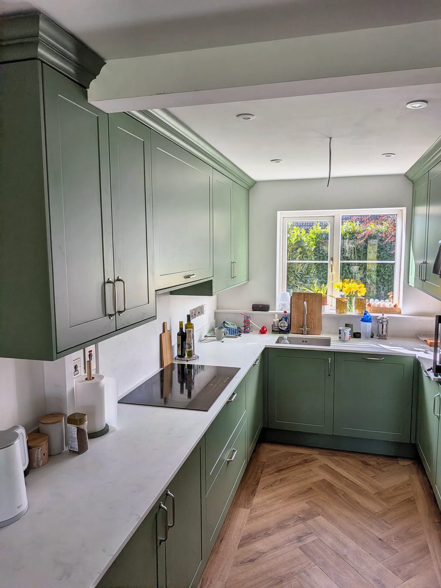 Shaker wall units beneath a moulded cornice
